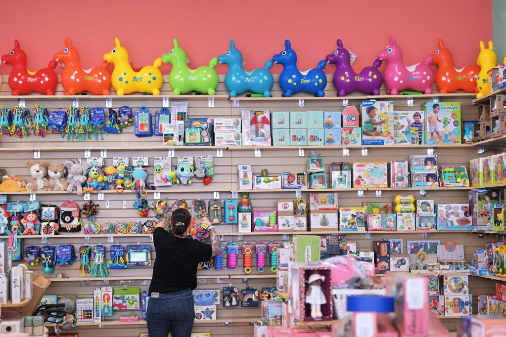 Retailers Brace for Higher Prices and Selective Shoppers This Holiday Season