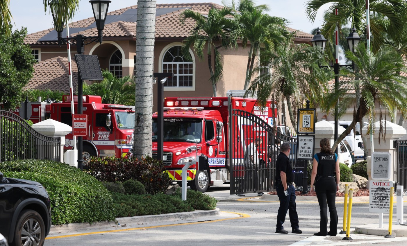 Small Plane Crashes into Lake in Coral Springs, Florida