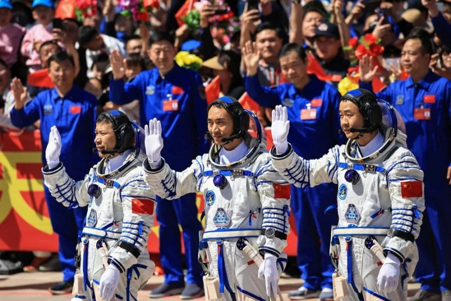 Space Debris Delays Return of China’s Shenzhou 20 Astronauts