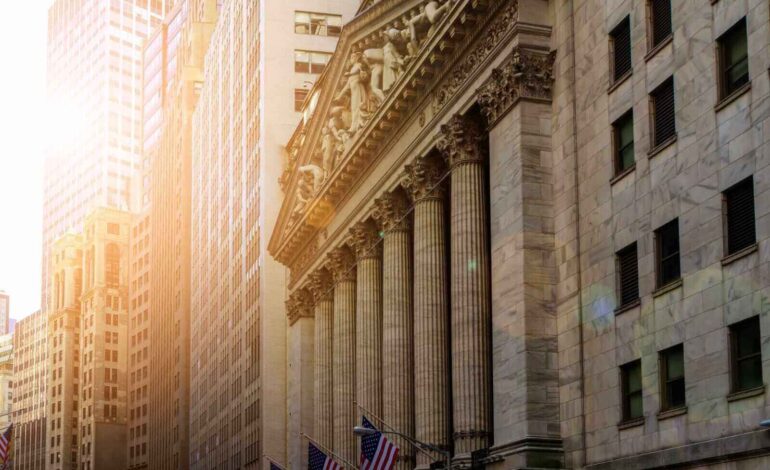 US Stock Markets Dip as Tech Earnings and AI Concerns Weigh