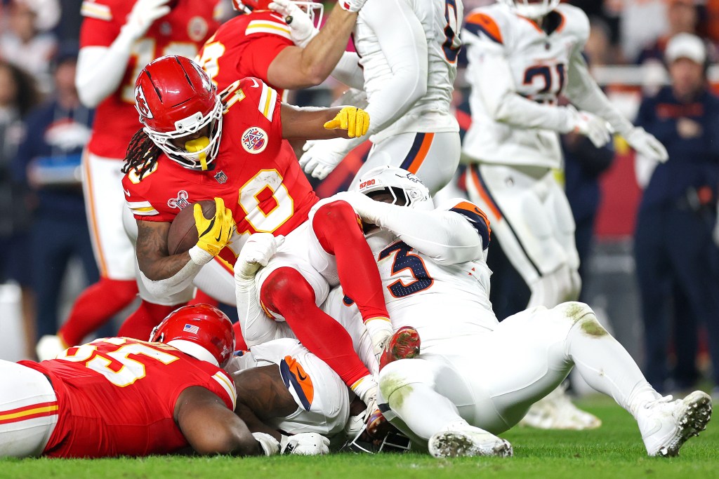 Broncos’ Defense Dominates Chiefs with Key Stops on Christmas Night