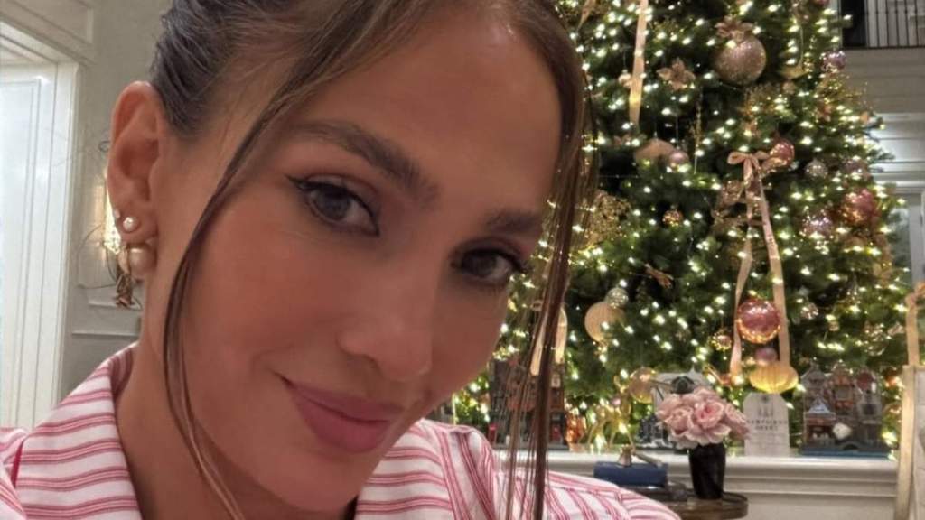 Jennifer Lopez Celebrates Christmas With Friends After Ben Affleck Reunion