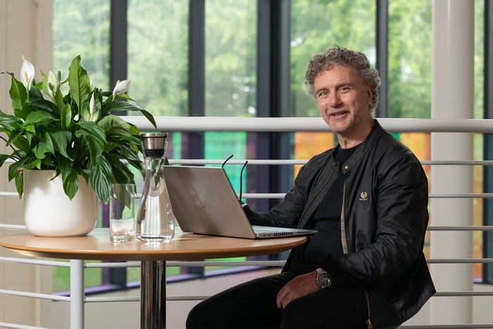 Job Seeker Applies for 900 Positions Amid AI Challenges