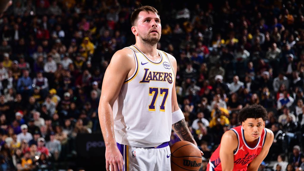 Lakers Star Luka Doncic Out After Leg Contusion vs. Clippers