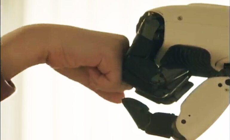 LG Unveils CLOiD Home Robot at CES 2026, Aims for Labor-Free Living