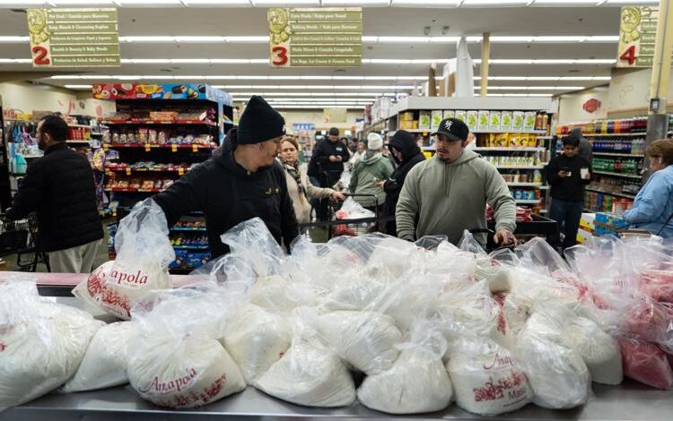 Long Lines at LA Market as Families Rush for Christmas Masa