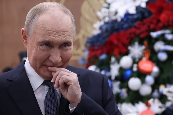 Russia’s Oil Exports Steady, But Revenues Plunge 50% Amid Sanctions