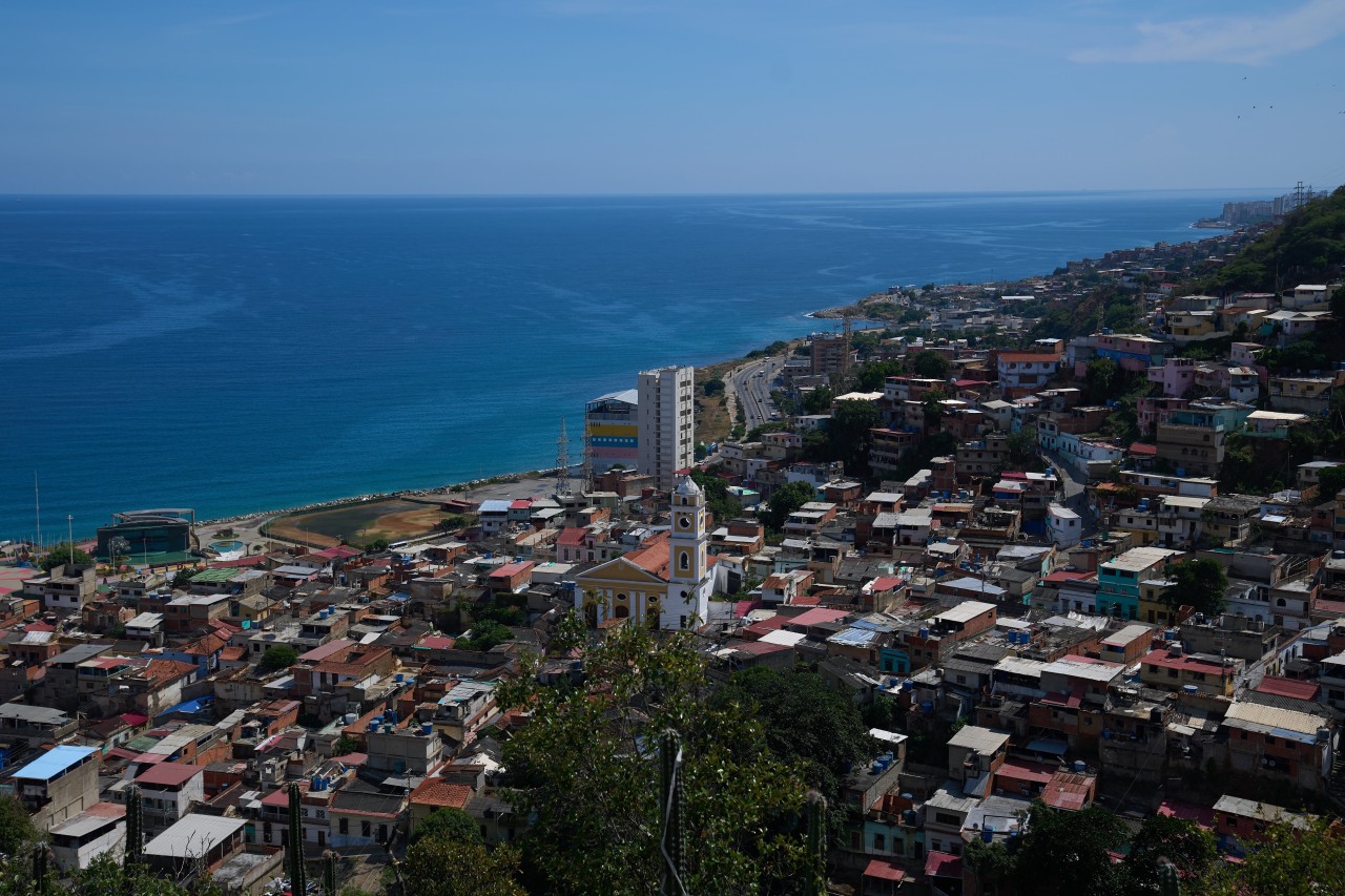 U.S. Seizes Oil Tanker Near Venezuela, Intensifying Pressure on Maduro