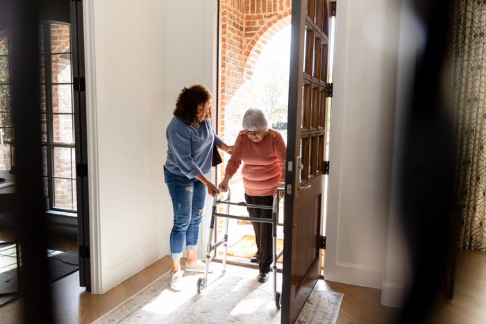 Urgent Rise of “Solo-Agers” Raises Alarm as Costs Surge