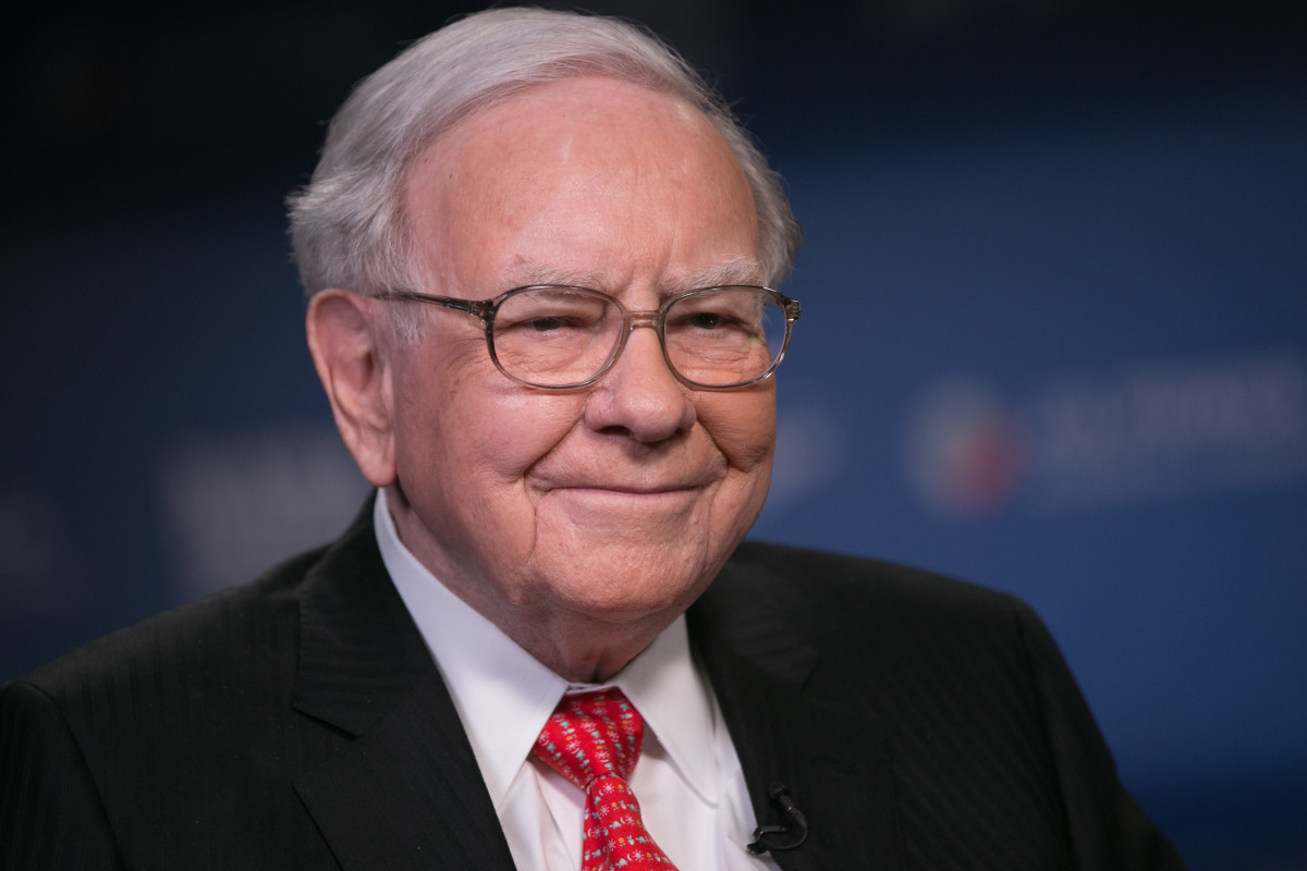 Warren Buffett Steps Down as CEO, Investors Respond to New Era